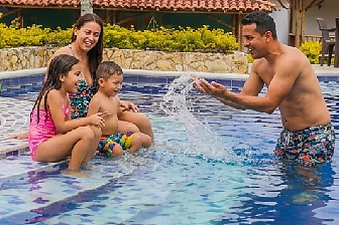 Familia disfrutando la piscina del Hotel Parque Los Arrieros
